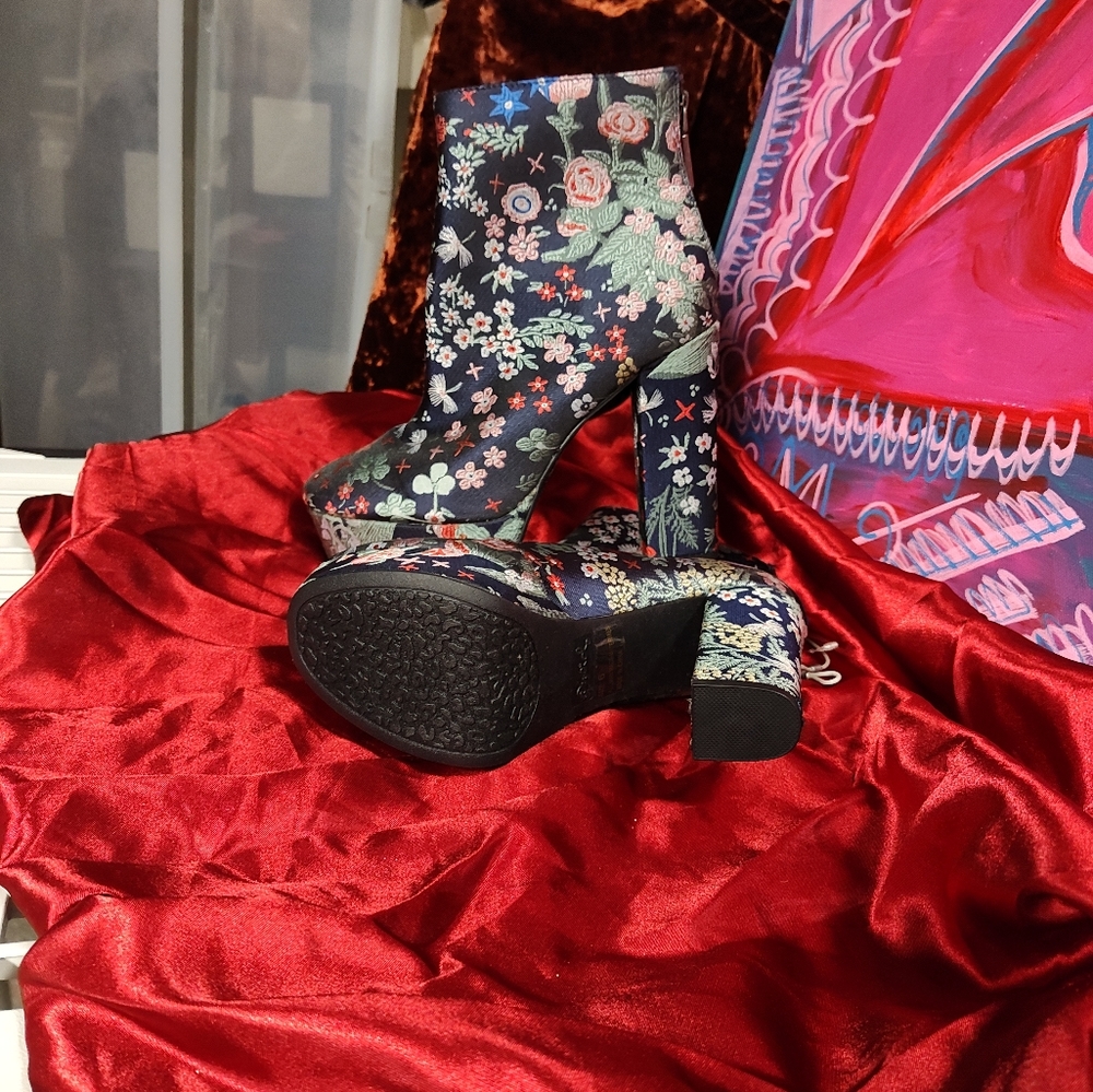 Qupid oriental floral silk boots size 6